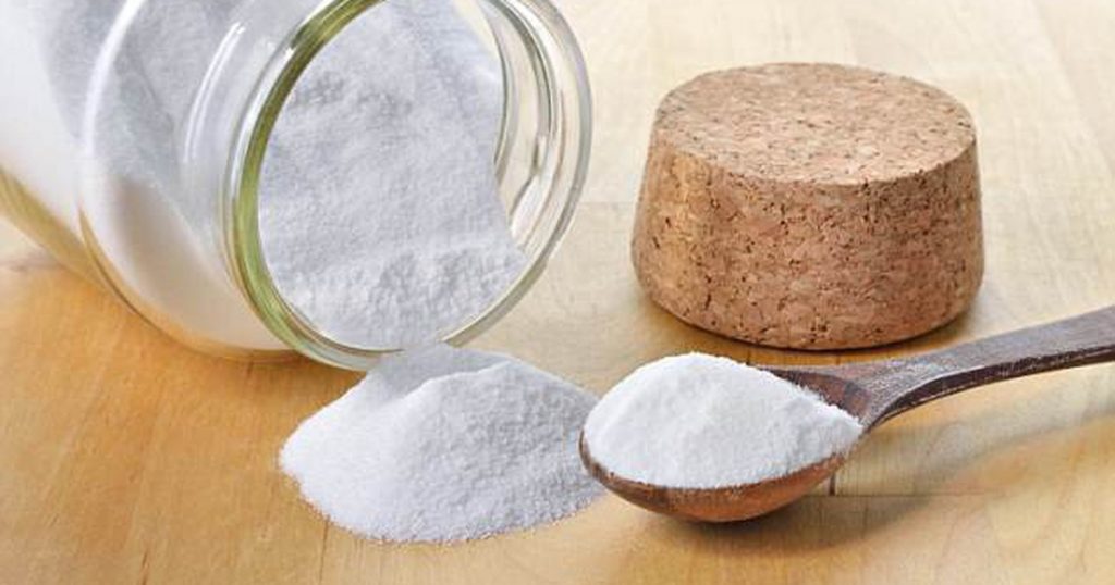 Bạn cũng có thể sử dụng nước hòa tan bột baking soda và làm sạch thường xuyên với cây lau nhà