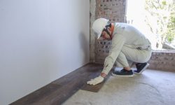 Với sàn SPC, không phải đợi sàn đóng rắn hoặc khô. Bạn có thể di chuyển trên nó ngay lập tức!